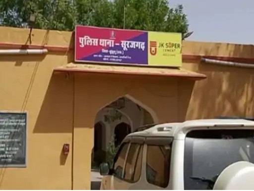 सूरजगढ़ में कार-बाइक भिड़ंत दो युवक गंभीर घायल